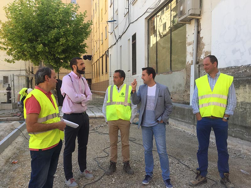El Alcalde valora la confianza de los vecinos/as de la zona Sur en el PSOE durante la visita a las obras de la Plaza Guadalajara