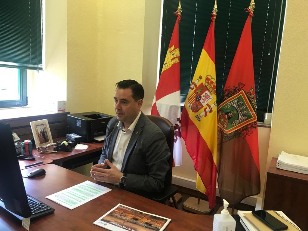 El alcalde, Daniel de la Rosa, presenta un nuevo modelo energético para Burgos basado en las energías renovables