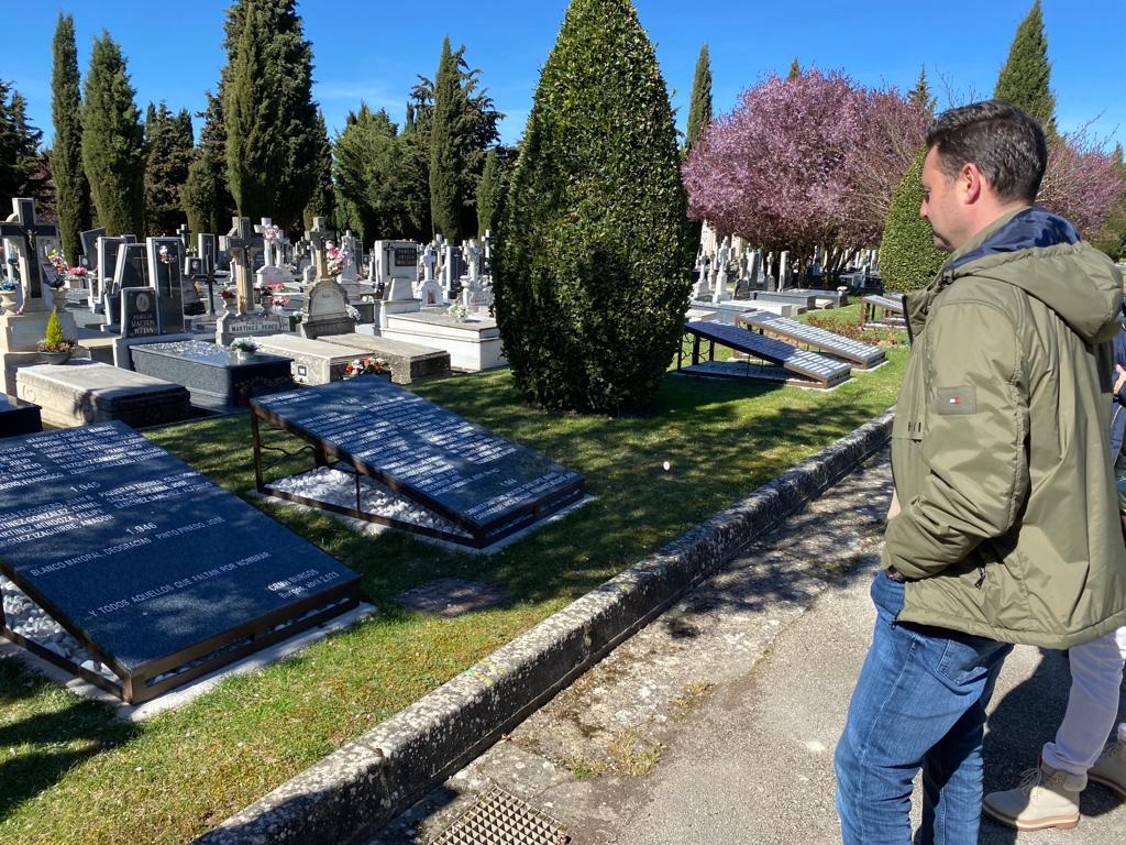 La Asociación para la Recuperación de la Memoria Histórica dignifica la fosa común del cementerio 
